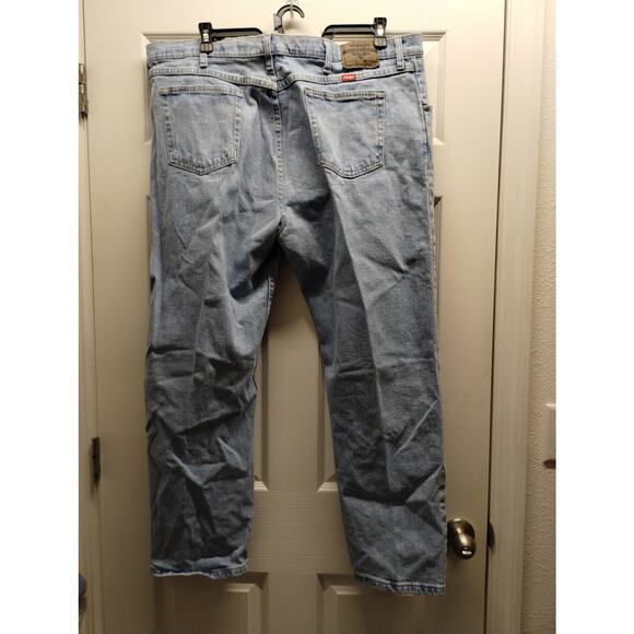 Wrangler Men's Size 42x30 Regular Fit Light Wash Straight Leg Jeans 96FXVBI - Picture 3 of 3